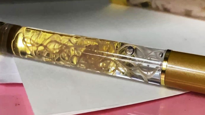 이게 일본의 이색 기념품?...펜 속에 고래회충이 '꿈틀꿈틀' - 뉴스 썸네일 이미지