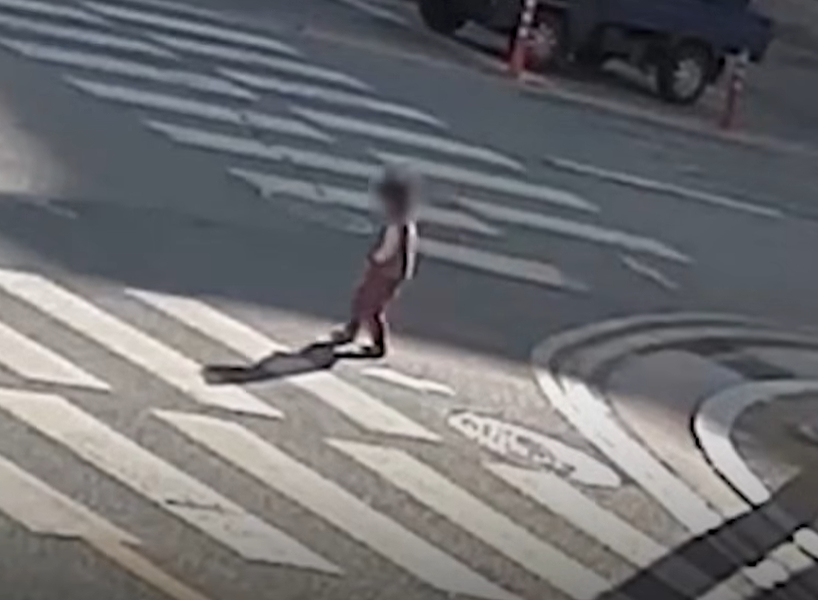 도로 한복판에 홀로 남겨진 2살 아이 구한 시민 영웅 등장