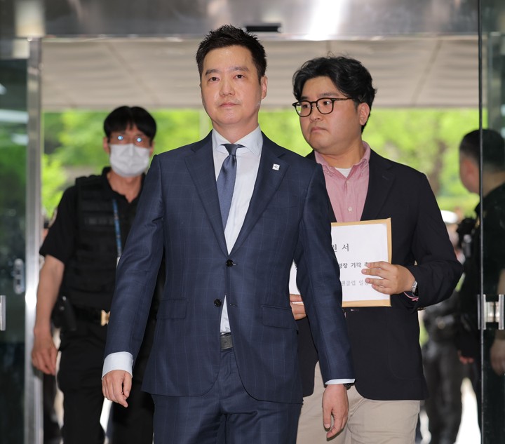 김수현 명예훼손 사건 관련 법원 출석 보도 이미지