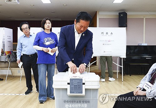 정청래, 사전투표 첫날 한표 …