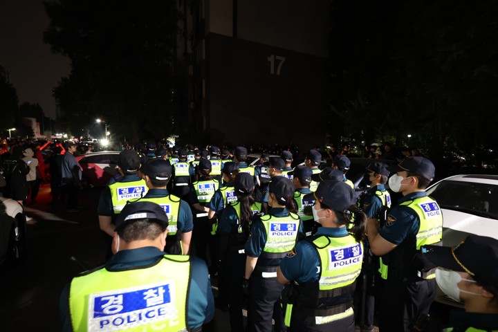 [속보] 잠실7동 투표소에 경찰 기동대 재투입…시위대와 대치