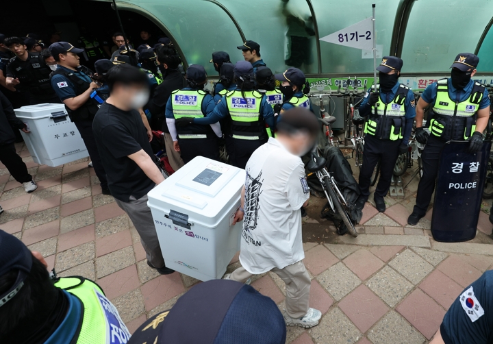 [속보] 경찰, '잠실 투표소' 투표함 2개 확보…개표소로 이송