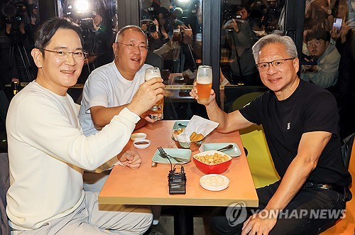 '깐부'에서 '형님'으로…젠슨 황, 홍대서 총수들과 AI 동맹