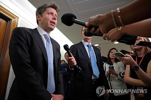 "트럼프 행정부, 오픈AI 등 인공지능 기업 지분 확보 검토"
