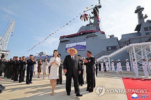 김정은, '강건호' 항해시험 참관…
