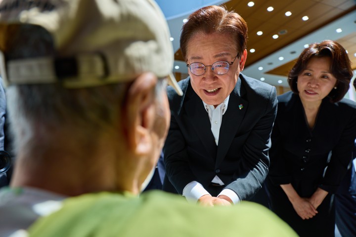 이 대통령 부부, 길동복조리시장 깜짝 방문…경기 상황 살펴