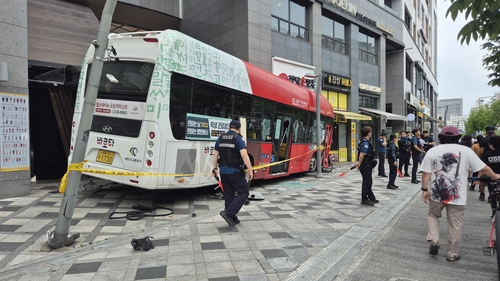 세종 상가건물로 버스 돌진…2명 부상