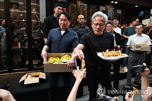 최태원과 깐부회동 가진 젠슨 황…"HBM 더 많이 필요해"