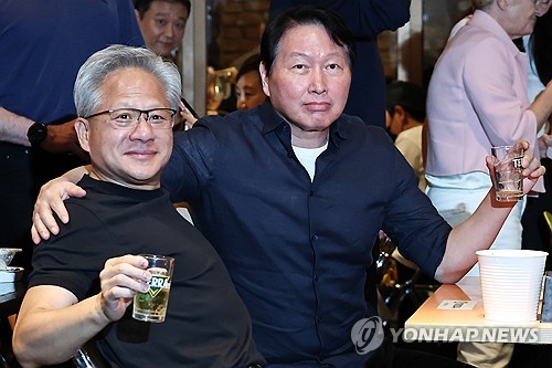 젠슨 황·최태원, 내일 'SK-엔비디아 협업 계획' 직접 발표