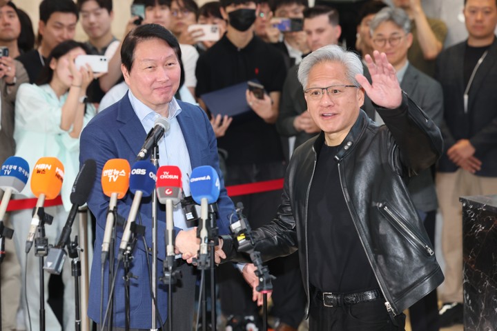 최태원 ″엔비디아와 AI팩토리 협력″…젠슨황 ″미래 밝다″