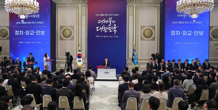 이 대통령, 투표지 부족 사태에 "어처구니없는 일…주권 감수성, 저도 반성"
