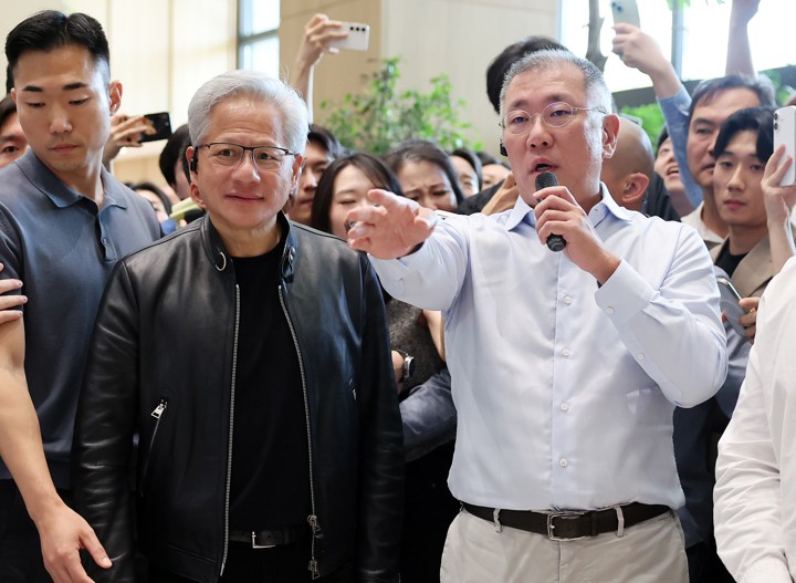 현대차 사옥 찾은 젠슨 황…로봇 보고 "어메이징"