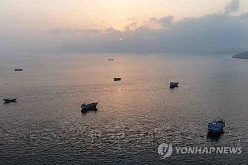 "미·이란 호르무즈 공격중단…화요일 카타르서 회담"