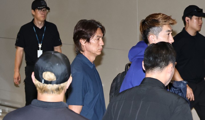 조별리그 탈락 뒤 귀국하는 홍명보 전 감독과 대표팀 현장