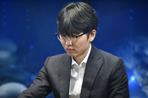 신진서, AI 카타고 제압...2점 접바둑으로 2국서 '4집 반승'
