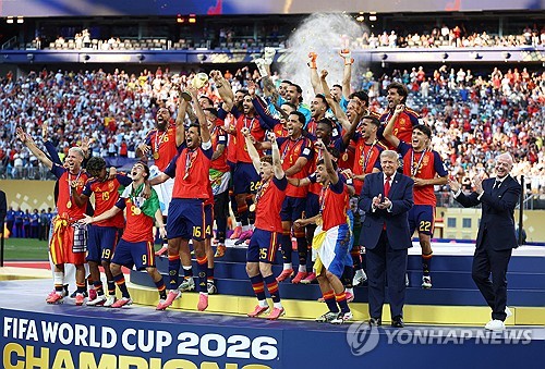 트럼프의 주인공 본능?...스페인 월드컵 트로피 세리머니 '버티기' 논란