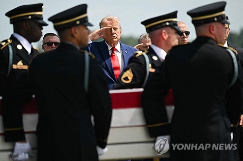 미군 유해 귀환식 참석한 트럼프..."미국인, 전쟁 반대 안해"