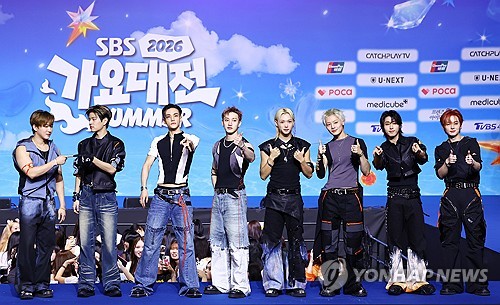 스트레이 키즈, 'THIS & THAT' 첫 주 트리플 밀러언셀러