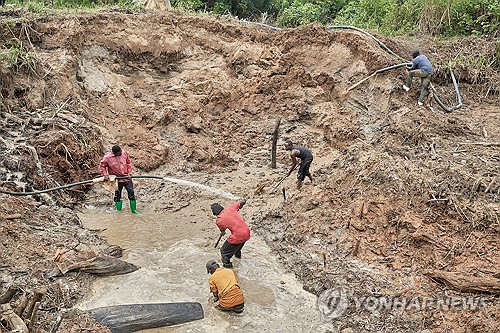 중앙아프리카공화국 불법 금광 붕괴로 최소 100명 사망