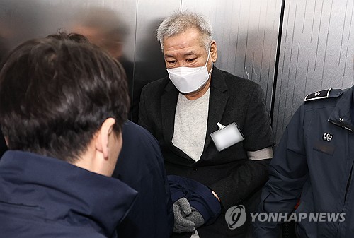 '건진법사 알선 가담' 전 변호인, 2심서 징역형 집행유예로 감형 - 뉴스 썸네일 이미지