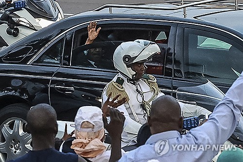 폴 비야 카메룬 대통령, 70여 일 만에 귀국