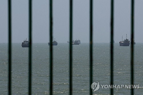 이란, 호르무즈 해협 통항 규칙 오만과 잠정 합의…군함은 제외