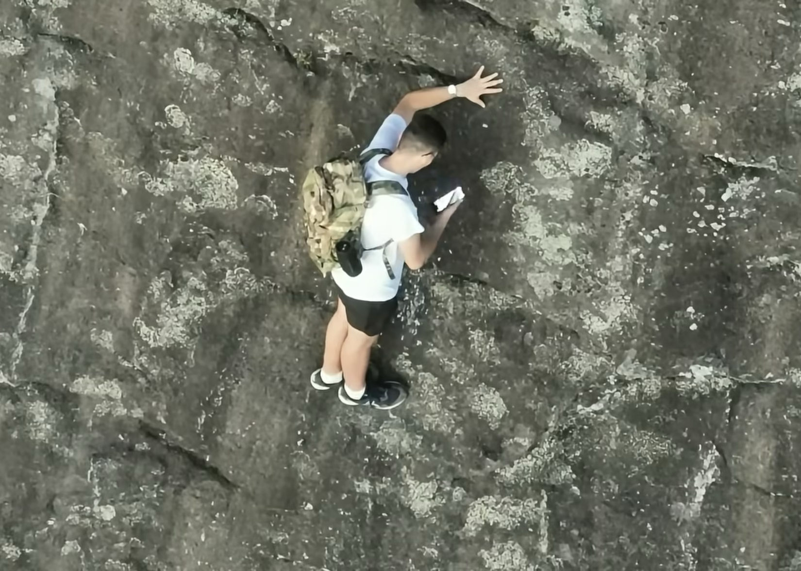 반바지에 운동화 신고 80m 절벽 올랐다가 꼼짝없이 고립