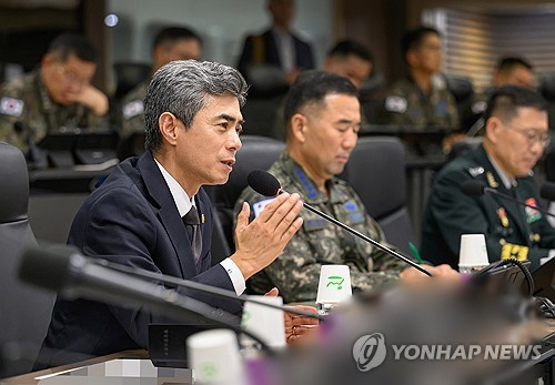 강신철 국방부 장관, DMZ 지뢰 폭발 부상 장병 위문