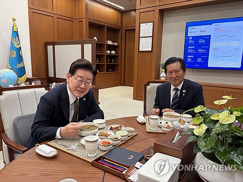 이재명 대통령, 정청래와의 만찬 비판에 "함께 싸운 동지"라 반박