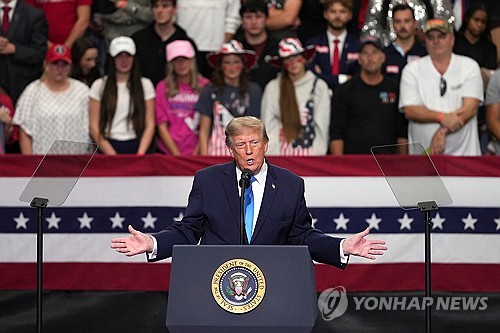 트럼프, 미국에 공장 안 지으면 최대 300% 관세 부과 경고