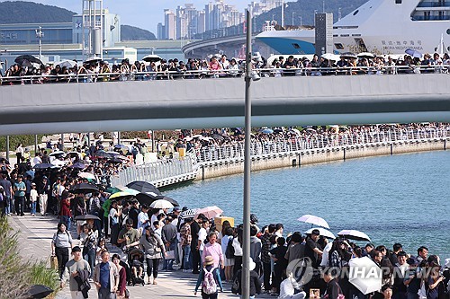부산 북항 상어 '부캉이' 인기…누적 방문객 80만명 돌파