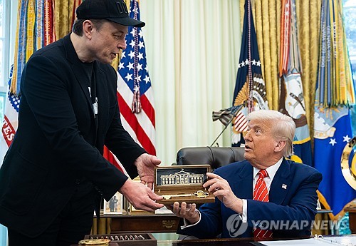 10월 08일 오전 뉴스 브리핑: 금리 부담과 산업 전환, 사회적 갈등 | 미국 금리, 뉴욕증시, SK하이닉스