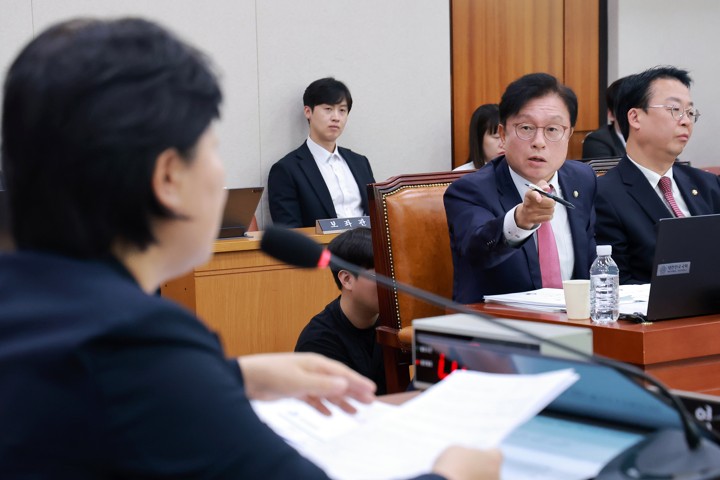 국감장 "18인분 중 혼자 6인분 드셔"... 서영교 저격에 발칵