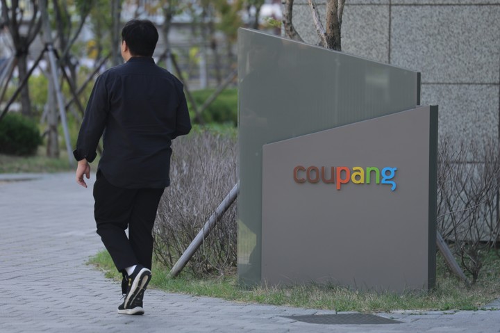 10월 09일 저녁 뉴스 브리핑: 플랫폼 장애부터 노동·교육 현장, 국경 넘은 산불까지 | 쿠팡 장애, 공공기관 통폐합, 교육활동 보호