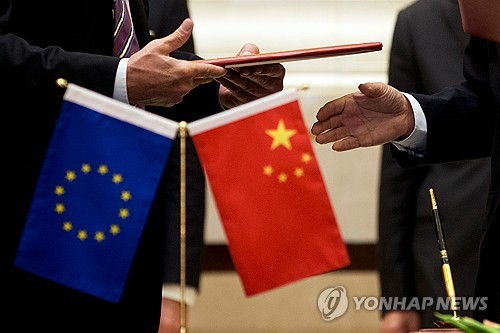 10월 10일 자정 뉴스 브리핑: 무역 협상 진전과 국내외 정치 갈등 | 중국 EU 무역협상, 정청래 미국 비자, 여권 내부 갈등