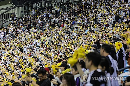 프로야구, 2년 연속 1200만 관중 돌파…최다 관중 신기록 달성