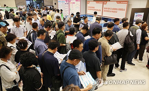 취업 준비 청년 10명 중 7명, 비용 부담…월평균 58만 원 지출