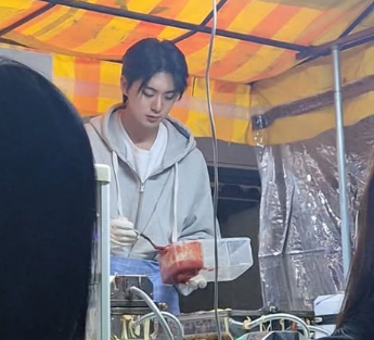 "차은우 닮은 붕어빵 사장"에 인파 폭주…외모 마케팅과 골목상권의 명암