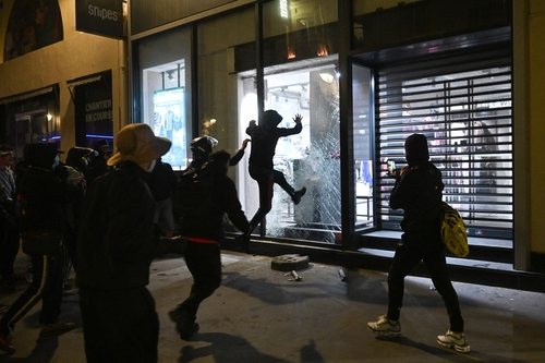 French residents and merchants angered by both looting protesters and a negligent state