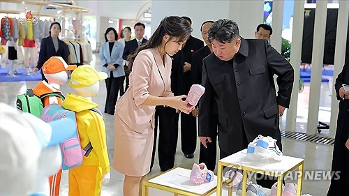 SNS 타고 번진 김정은 사망설, 北의 발 빠른 '사진 진화' 뒤엔