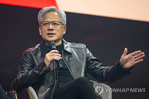 AI 과잉 투자 우려에도…젠슨 황 "모든 산업이 AI 기업 돼야"