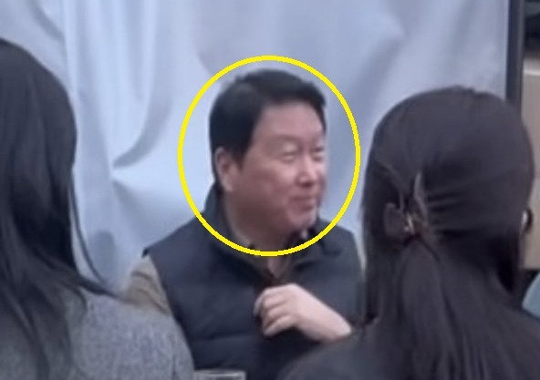 SK chairman Chey Tae-won has dinner with employees in Seoul