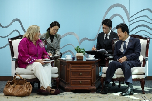 정동영 장관, EU 특사에 북한 국제사회 복귀 촉구
