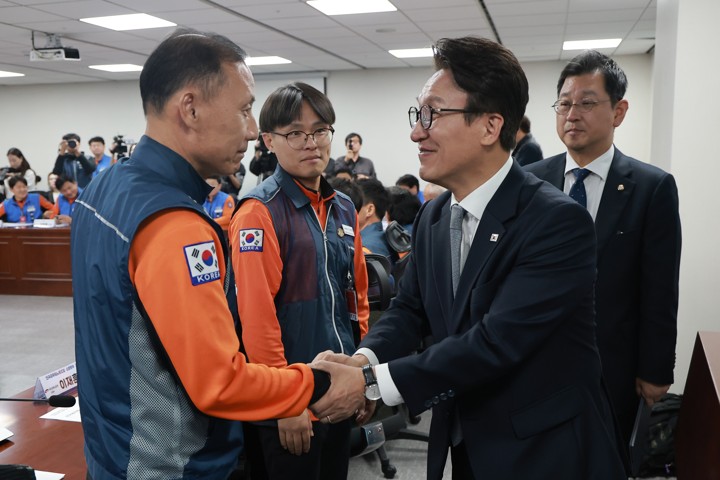 김민석, 소방 노조 만나 “안전·처우·보훈…소방혁신 만들 것”