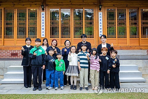 한 총리, 초등생 학부모와 '열린 브런치'…“학교·지역사회 함께 아이 키워야”
