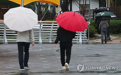 10월 25일 저녁 뉴스 브리핑: 남부 폭우 속 철도 지연부터 국제 정세·사건·스포츠까지 | 동해선 열차 지연, 이란 공격안, 스토킹 살인 사건