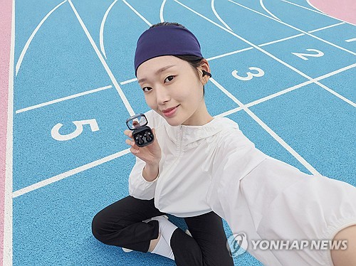 삼성, 귀 안 막고 음악 듣는 클립형 이어폰 '갤럭시 버즈 온' 출시