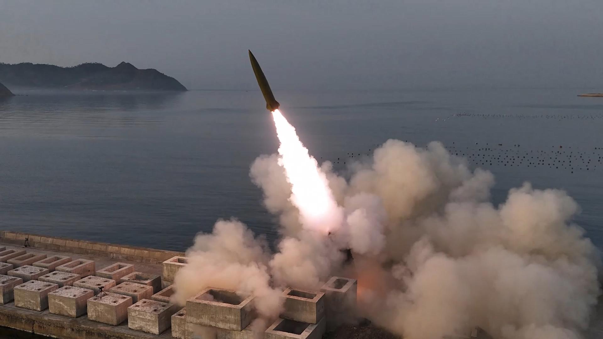 北, 탄도미사일 집속탄두 시험…김정은 '대만족'