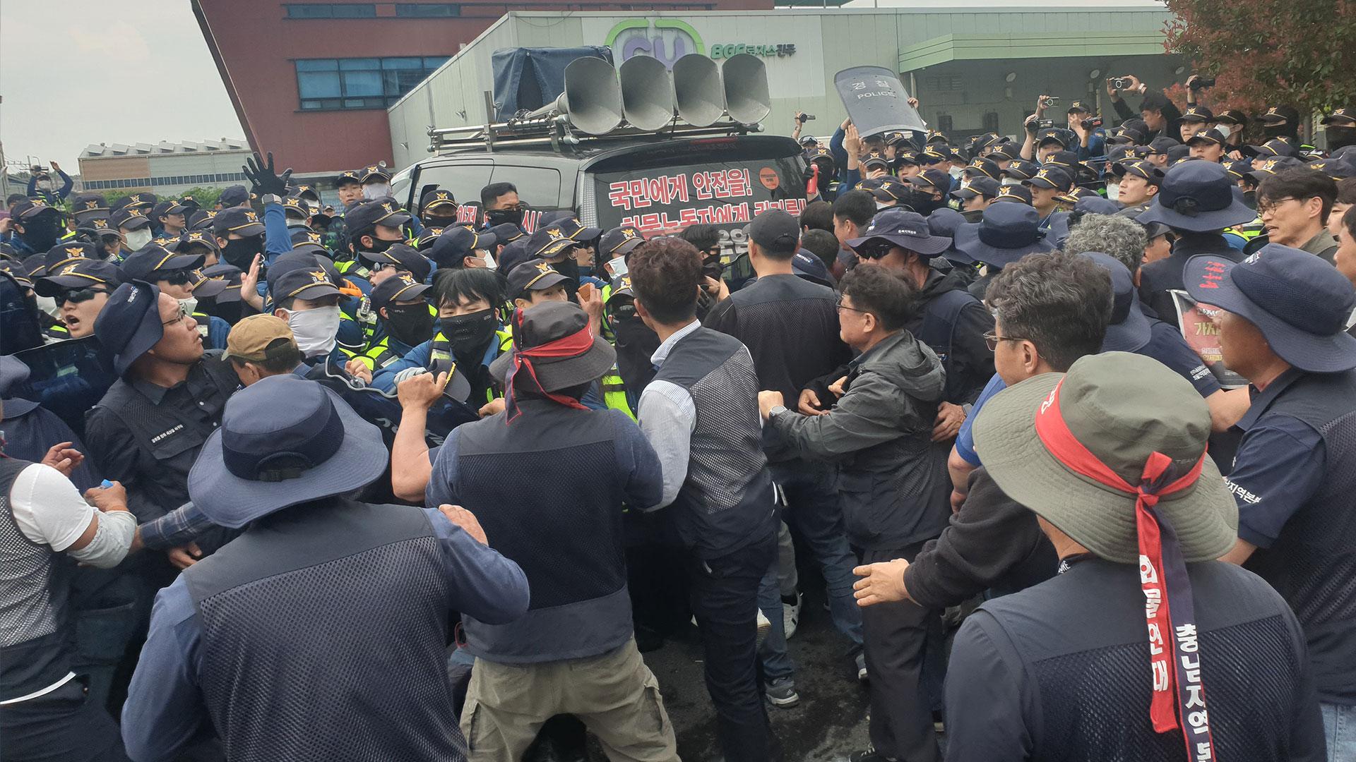 진주 화물연대 집회서 노조-화물차 충돌…3명 사상