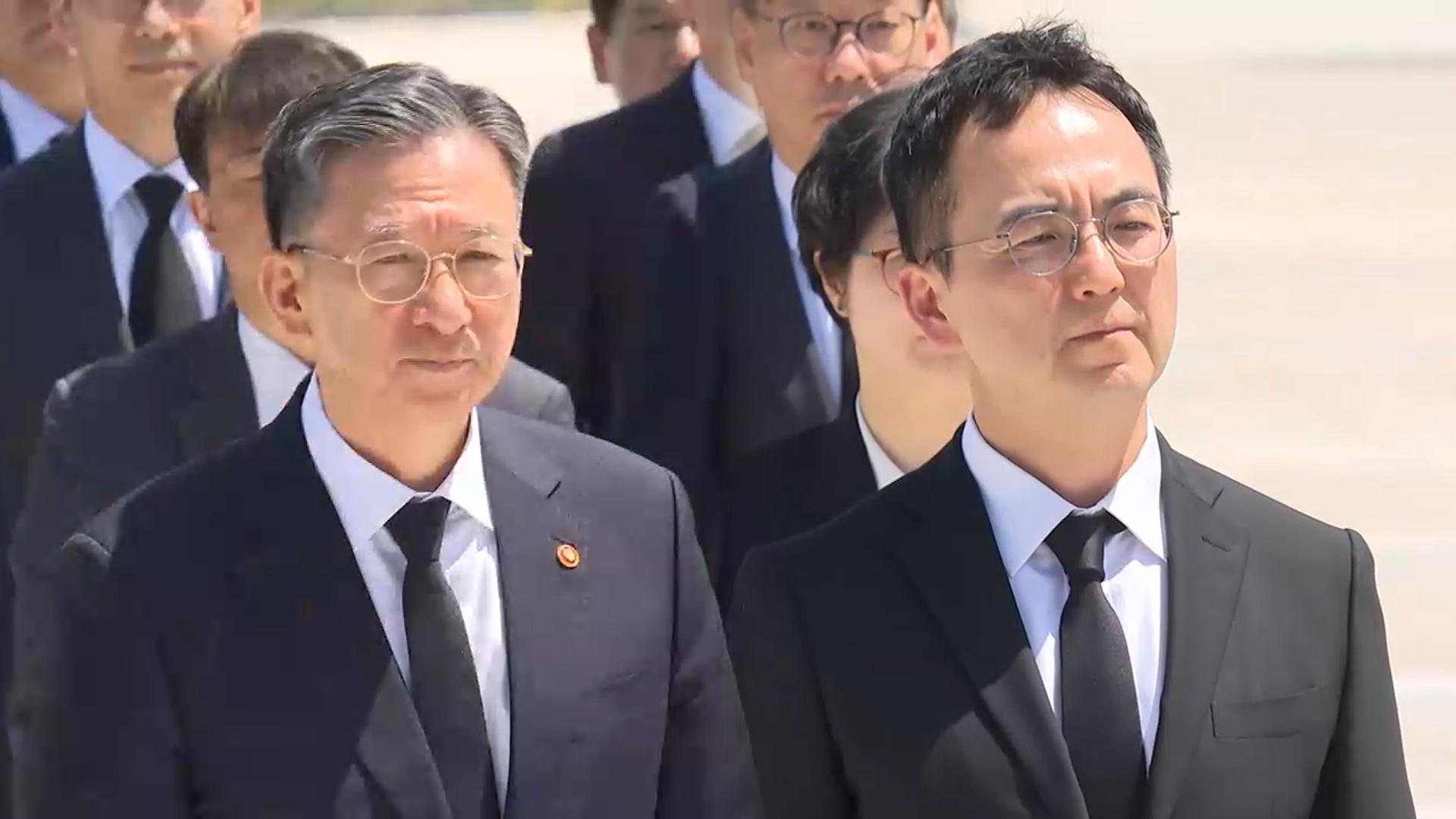 정성호 장관, 구자현 대행과 5·18묘지 참배